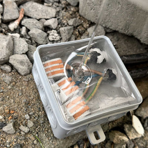 Résine dencapsulation électrique époxy IP68 & IP69 jusquà 1000 volts 15kg incolore (transparente), étanche pour boîtes de dérivation, circuits imprimés, manchons de câble, etc.