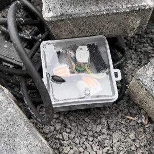 Résine dencapsulation électrique époxy IP68 & IP69 jusquà 1000 volts 2,25kg incolore (transparente), étanche pour boîtes de dérivation, circuits imprimés, manchons de câble, etc.