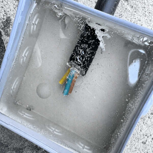 Résine dencapsulation électrique époxy IP68 & IP69 jusquà 1000 volts 2,25kg incolore (transparente), étanche pour boîtes de dérivation, circuits imprimés, manchons de câble, etc.