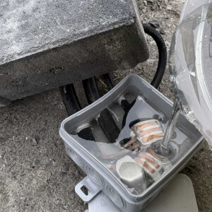 Résine dencapsulation électrique époxy IP68 & IP69 jusquà 1000 volts 2,25kg incolore (transparente), étanche pour boîtes de dérivation, circuits imprimés, manchons de câble, etc.